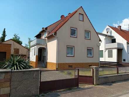 Einfamilienhaus mit Garten und 2 Garagen !