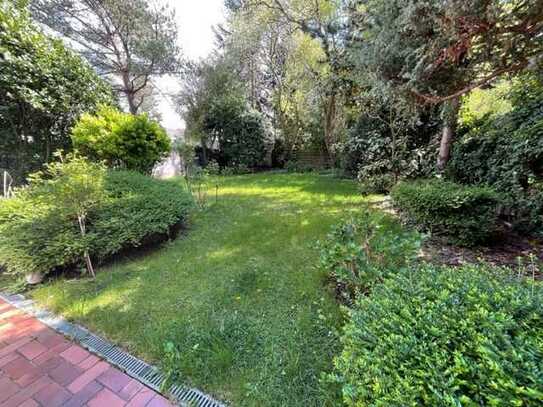 JUNKERSDORF/HAUS IM HAUS: Maisonette-Wohnung mit eigenem Garten