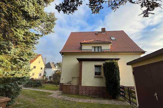 Charmantes Einfamilienhaus mit 6 Zimmern, Kamin, Keller, Garagen auf herrlichem Biesnitz-Grundstück