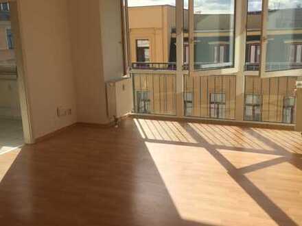 Bitte lesen Sie ALLE Informationen** Sonnige teilmöblierte Wohnung mit EBK (Nachmieter)