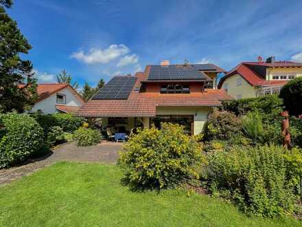 Lichtverwöhntes, individuelles Einfamilienhaus mit Einliegerwohnung auf parkähnlichem Gr