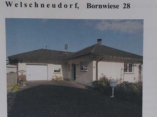 Freistehender Bungalow mit guter Innenausstattung, komplett unterkellert mit Garage in Welschneudorf