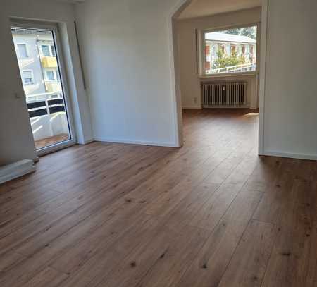 Erstbezug nach Renovierung: sonnige 4-Zimmer-Wohnung mit 2 Balkonen und Terrasse (Haus-Charakter)
