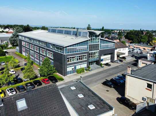 Großzügiger Bürokomplex mit Schulungsräumen + Lagerflächen. Atrium über drei Etagen. Teilbar.