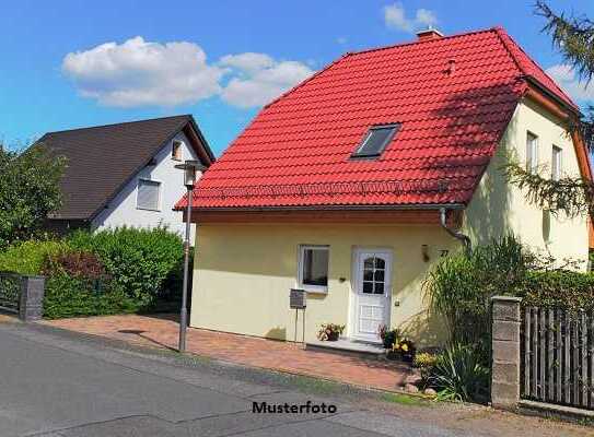 Einfamilienhaus mit Gartenhaus