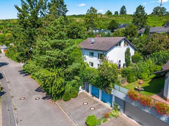 Panoramablick inklusive:
Großzügiges Haus mit Garten in begehrter Hanglage