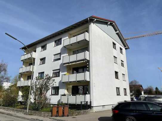 FÜR RENOVIERER: GROSSZÜGIGE 3-ZIMMER-WOHNUNG IN GEDÄMMTEM GEBÄUDE