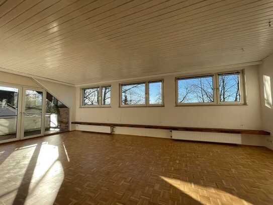 Ab sofort! Sonnige 3 Zimmer-Wohnung - ca. 95m², Küche, Loggia, Garage und herrlicher Ausblick!