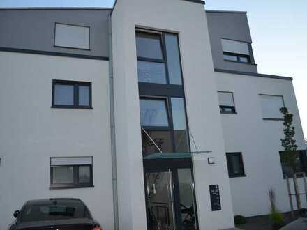 Neuwertige Penthouse-Wohnung mit vier Zimmern und Balkon in Hochdorf-Assenheim