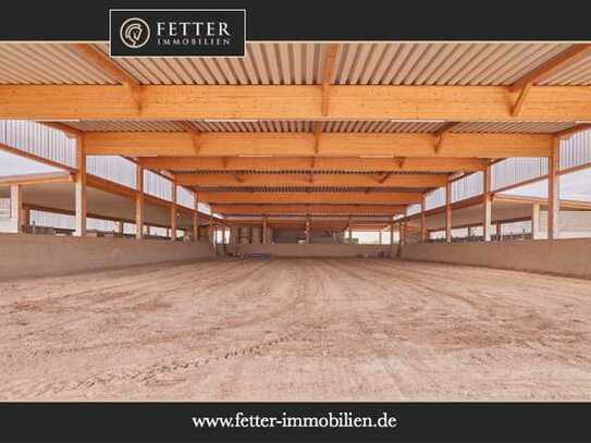 Neuwertige Reitanlage aus 2021 – Tolle Aussichtslage mit vielfältigen Trainingsbedingungen!