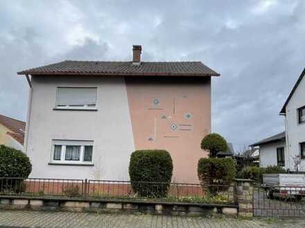 Zweifamilienhaus mit Ausbaupotential, Doppelgarage sowie weiterem Bauplatz in zweiter Reihe