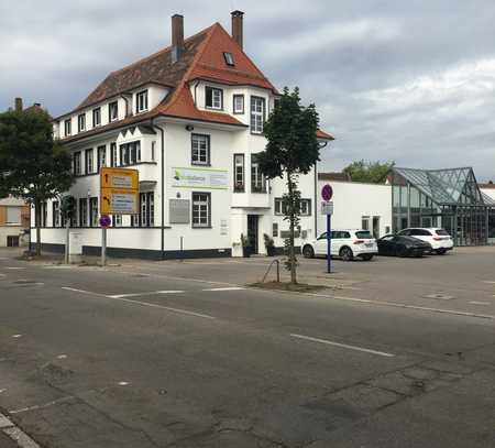 Einzelhandel + Bürohaus mit Parkplätzen