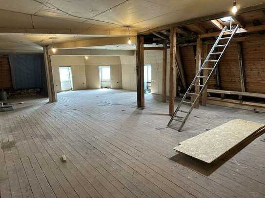 100 m2 Dachboden als Abstellraum / Speicher zu vermieten.