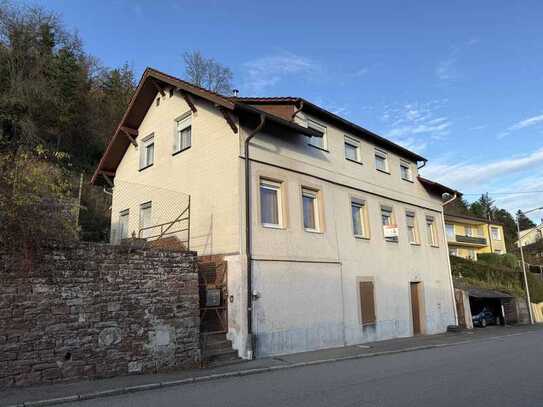 Großes Wohnhaus in Süd-Hanglage von Niefern