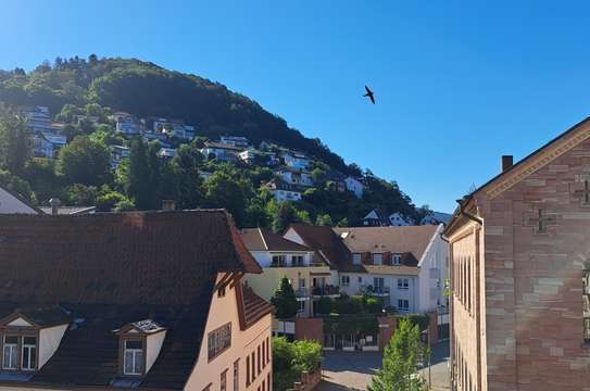 Erstvermietung von kernsanierter Wohneinheit mit Aufzug und 3 Balkonen