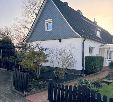 Bezugsfrei! Doppelhaushälfte mit kleinem Grundstück (ca. 350 m²) in ruhiger Lage