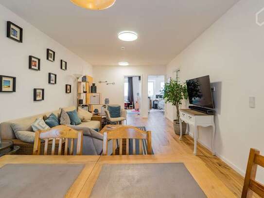 Fully furnished central apartment with balcony / Möblierte, schöne, zentrale Wohnung mit Balkon