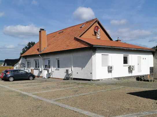 Mehrfamilienhaus mit Gewerbeanbau (Büros) inkl. Bauland.