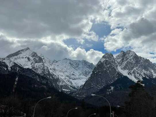 Sonnige, komplett renovierte 2 Zimmer-Whg, Bad mit Wanne, Wohnküche, toller Blick, W-Balk.