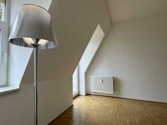 renovierte DG-Whg. mit EBK u. Balkon