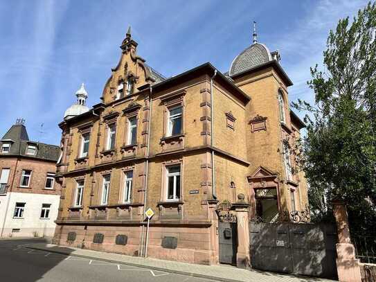 Wunderschöne Dachwohnung in einem historischen Jugendstilhaus