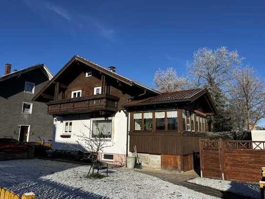 Zweifamilienhaus mit sonnigem Grundstück in Durach/Weidach