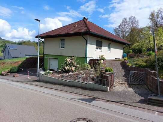 Schöner Bungalow mit herrlichem Garten