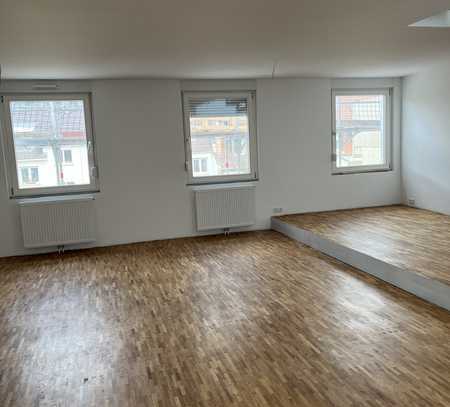 Erstbezug nach Dachgeschossausbau - moderne 2 Zimmer Wohnung