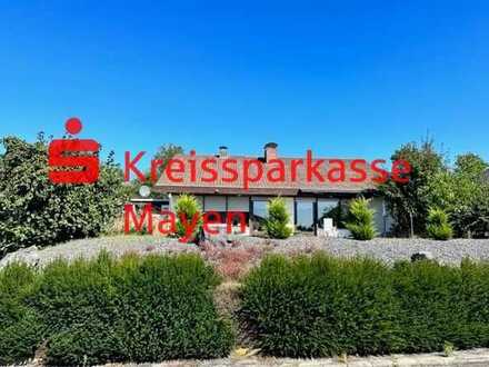 Bungalow mit Doppelgarage und großem Garten