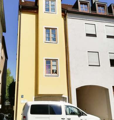 Turmhaus mit Garage und Stellplatz in zentraler Lage