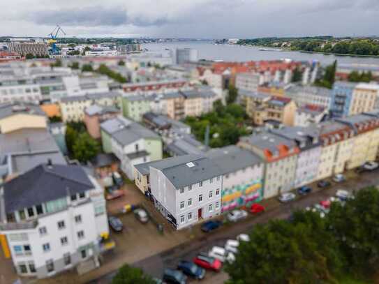 Mehrfamilienhaus + Hofgebäude in der Rostocker KTV