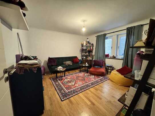 Geschmackvolle 2,5-Zimmer-Hochparterre-Wohnung mit Terasse und Einbauküche in Stuttgart