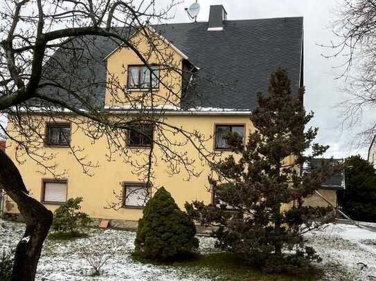 Großzügiges sanierungsbedürftiges Einfamilienhaus mit Einliegerwohnung, Garagen und großem Garten