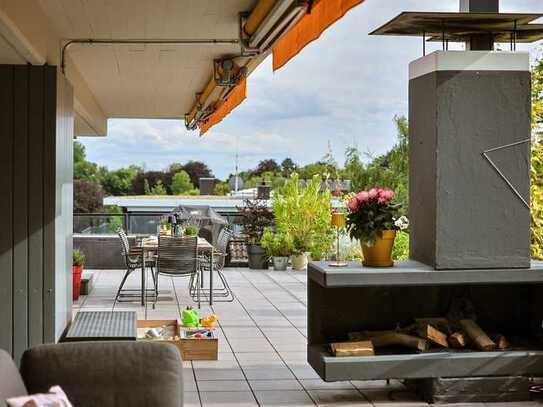 Exklusiv saniertes Penthouse mit schöner umlaufender Terrasse und Weitblick ins Grüne in bester Lage