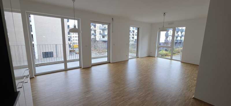Renovierte, lichtdurchflutete 4 Zimmer Wohnung mit Balkon