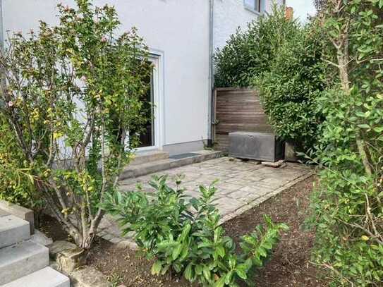 Schöne 2-Zimmer-Wohnung mit Terrasse und Einbauküche in zentraler Lage in Seckbach