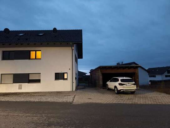 Moderne Doppelhaushälfte 140m² mit Carport in Hengersberg