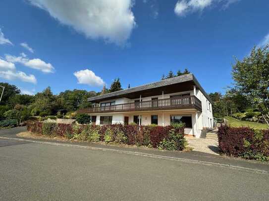 Geräumiges Zweifamilienhaus in ruhiger Sonnenlage von Holzhausen mit herrlichem Weitblick!