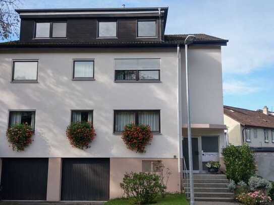 Schorndorf: Ruhige DG-Wohnung, großes Wohnzimmer & Balkon, Wärmepumpe, PV