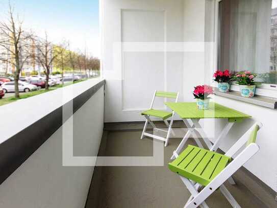 *Ab 01.06.25* Frisch renovierte 2-Zimmer-Wohnung mit Balkon und Duschbad im 1. OG