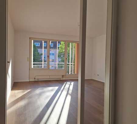 3 Zimmer zwischen Flaucher und UBahn, frisch renoviert