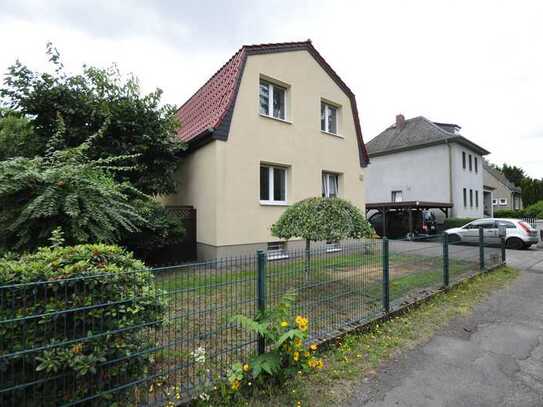 Gepflegtes Einfamilienhaus mit wunderschönem Garten und altem Kirschbaumbestand, Garage und Carport