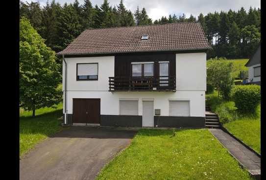 Freistehendes Einfamilienhaus mit Garten und Garage