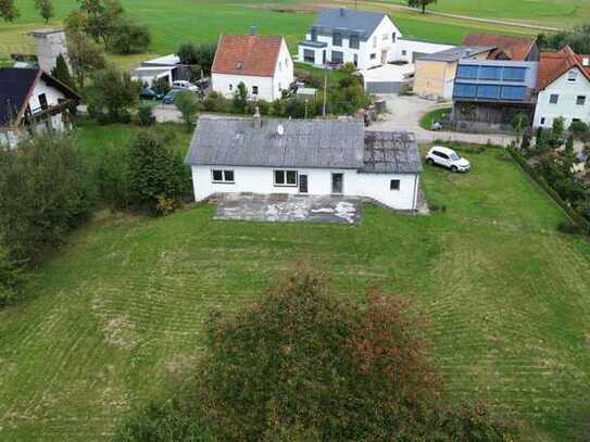 2.000 m² großes Grundstück mit Einfamilienhaus im Bungalow-Stil und Baureserve bei Sinzing