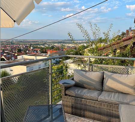 2,5-Zimmer-Dachgeschosswohnung mit Balkon und Panorama Blick / EBK / KFZ Stellplatz