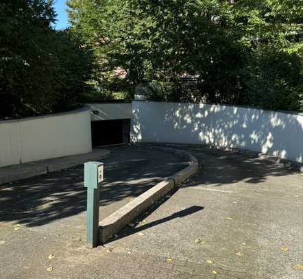 Abgeschlossener TG-Platz in Düsseldorf-Zoo