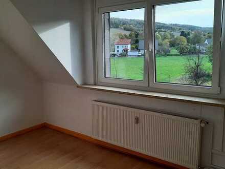 Helle Dachgeschosswohnung (3ZKB) im ruhigen Amelunxen mit Panoramablick