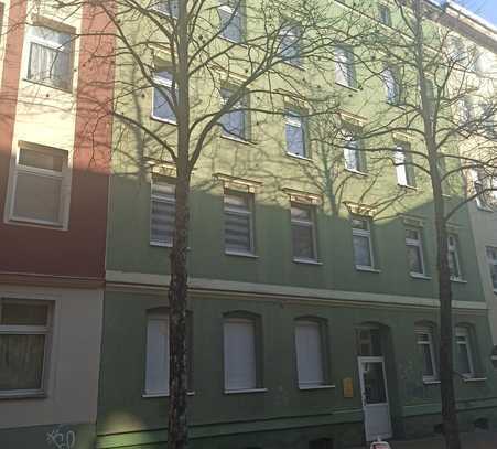 Modernisierte 2,5-Raum-Wohnung, mit neuer Einbauküche (Schwarz-Hochglanz) und Balkon