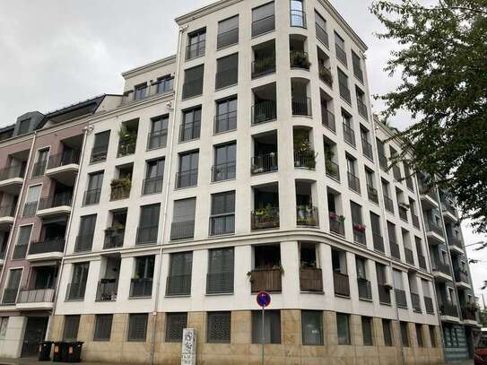 Lichtdurchflutete, moderne 4-Zimmer-Maisonette-Wohnung direkt an der Elbe