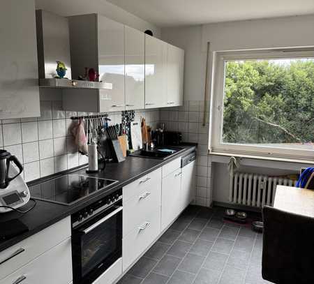 2-Zimmer-Wohnung mit Balkon und Tageslichtbadezimmer mit Badewanne